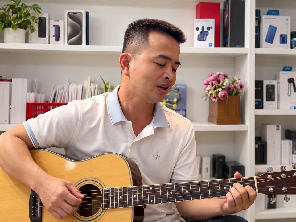 Lê Tấn Đào chơi guitar